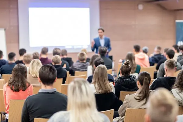 studenten luisteren naar een college van een docent