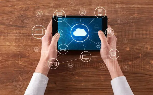 Tablet met cloud computing en online opslagconcept