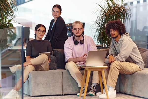 groepje jonge it'ers aan het werk