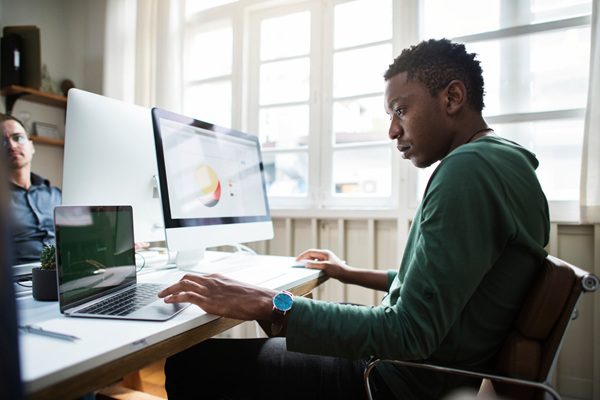 AI specialist aan het werk achter een laptop