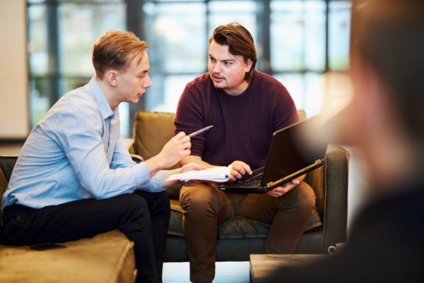 twee mannelijke collega's met elkaar in gesprek