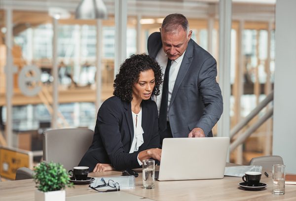 collega's praten met elkaar en werken op een laptop