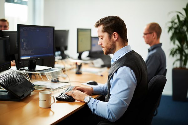 man aan het werk achter een computer