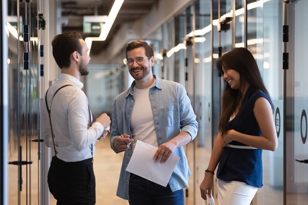 collega's geanimeerd met elkaar in gesprek