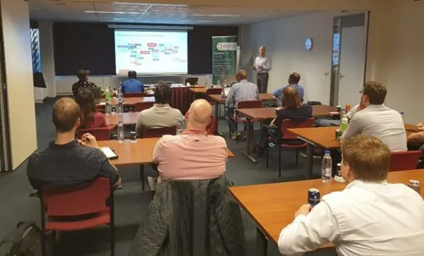 foto van een groep CIMSOLUTIONS medewerkers die naar een presentatie over Java luisteren