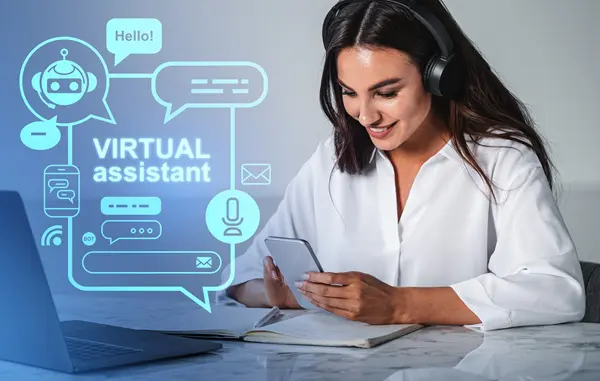 vrouw achter telefoon en laptop met beeld van een virtual assistant, chatbot