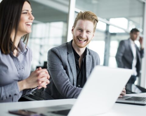 jonge man en vrouw aan het werk op kantoor