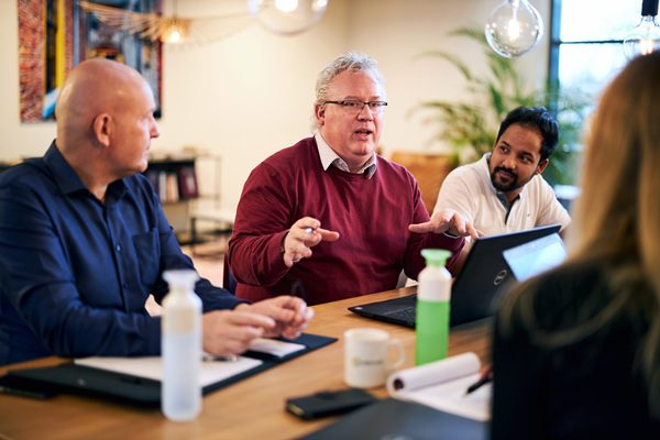 mannelijke collega's met elkaar in gesprek